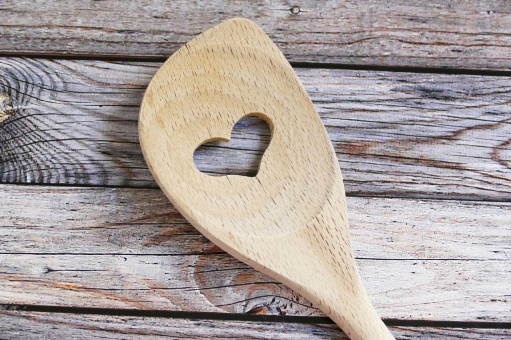 Valentinovo - male tajne ljubavnih simbola 4 wooden spoon 3633463 1920 1280